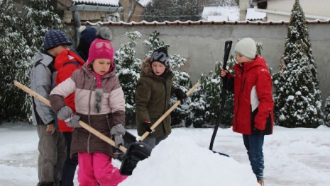 Esik a hó, havat lapátolni jaj de jó!